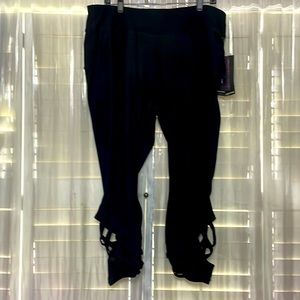 NWT Inspired Hearts Athletic Capri Cut Out Pants, Size 3X